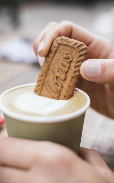 Biscoff cookie in coffee